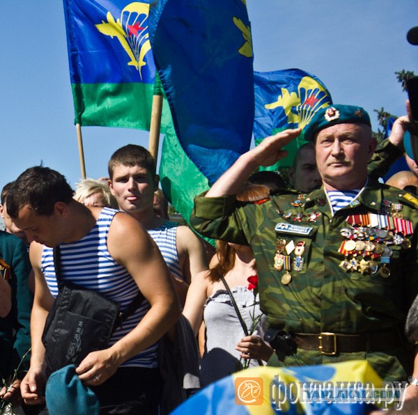 С Днем ВДВ, посоны!