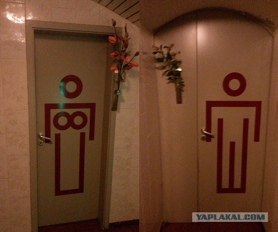 Креативные таблички на дверях туалетов.