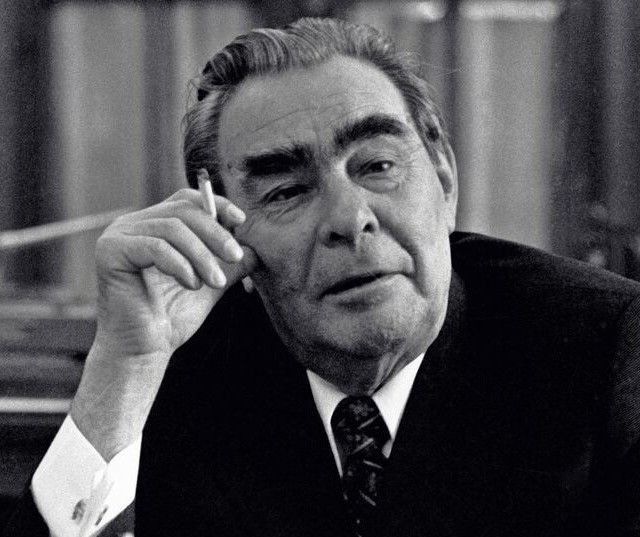 Нет, ребята, я не гордый.Не загадывая вдаль,Так скажу: не надо орденЯ согласен на медаль.