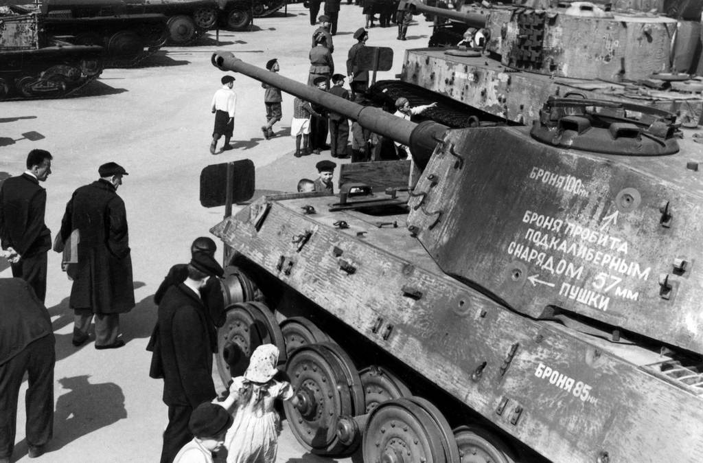 Трофейная техника в москве до какого числа. Выставка трофейной техники 1943 год москва. Немецкий танковый завод 1942. Выставка трофейной техники в парке горького. Трофейная техника в москве до какого числа.