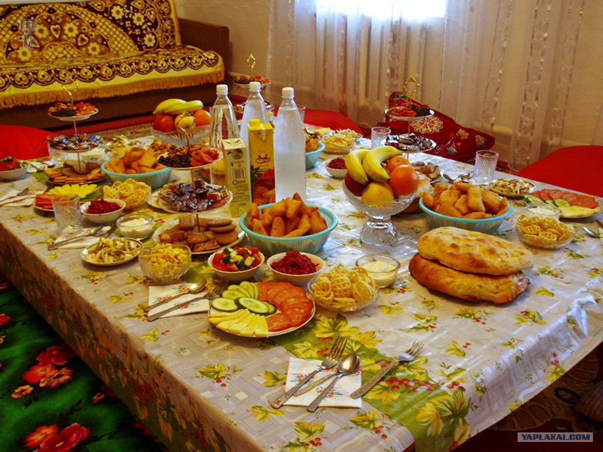 Праздничный стол на уразу. Дастархан Туркмения. Дастархан на Ураза байрам. Курбан байрам дастархан. Дастархан ифтар Таджикистан.