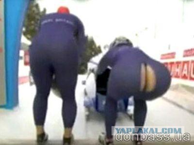 Штаны немного... разошлись на попе