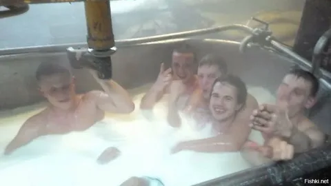 Голый глава фермерского хозяйства Дмитрий Гандженко вместе с майором полиции в отставке Максимом Маслаковым принимают молочную ванну