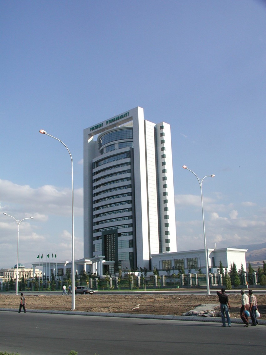 дворец президента туркменистана. туркменистан закрытая страна. почему в туркменистане море закрыто. автобан ашхабад туркменабад. туркмения столица ашхабад.