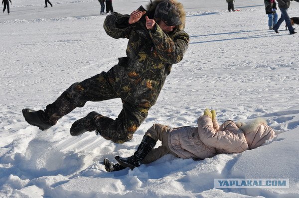 Фотожаба: Сейчас он ей...