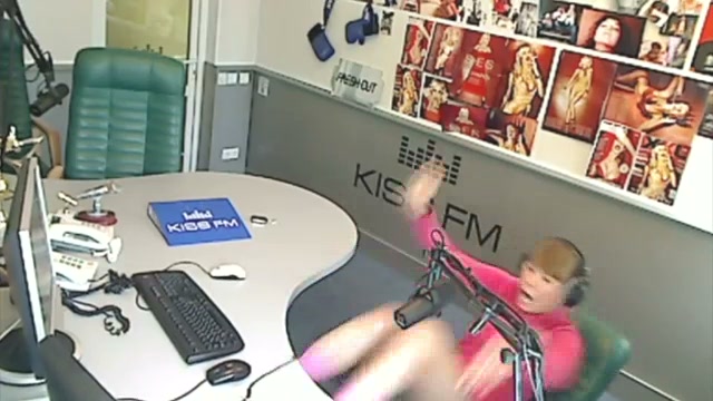 Kiss FM online, падение Dasha Dance со стула