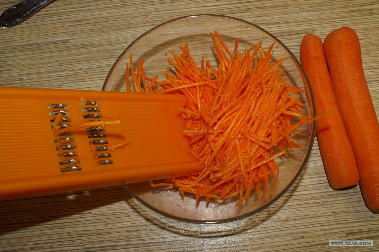Морковь в соленой воде. Терка для корейской морковки. Терка для нарезки соломкой. Корейская морковь. Тёрка для корейской Морковина обычной терке.