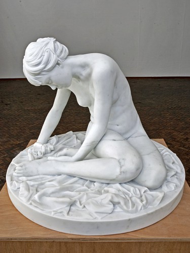 Обнаженные девушки с оружием в руках 16+