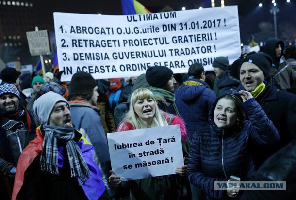 В Румынии 250 тысяч человек вышли на демонстрации против снятия обвинений с коррупционных чиновников