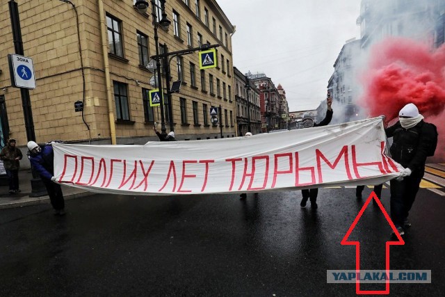 В день рождения Путина в Петербурге растянули баннер «Долгих лет тюрьмы». 4 задержаны