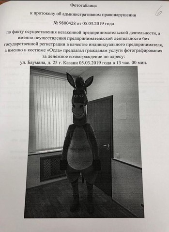 Сидят девчонки такие в кафе, а тут бац...
