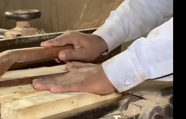 Массовый процесс изготовления скалок и досок