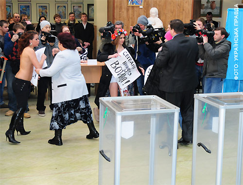 На участок к Януковичу пришли голые девушки