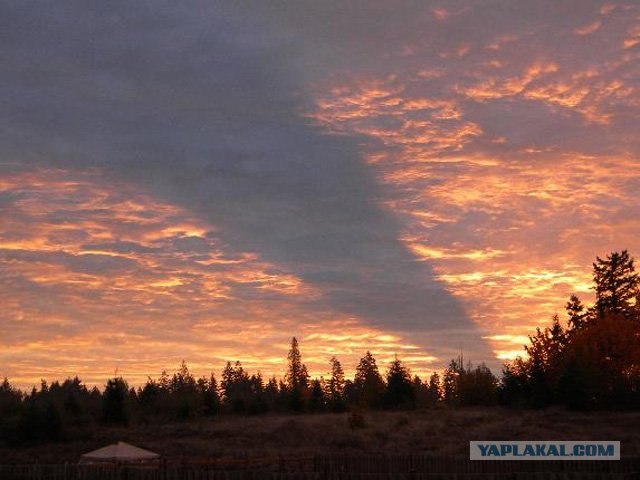 Гора Rainier. Тень на облаках ...