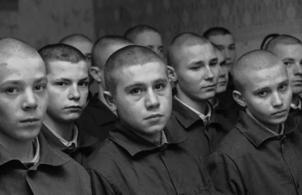 В Сети опубликовали видео, на котором подростки избивают парня в Онеге