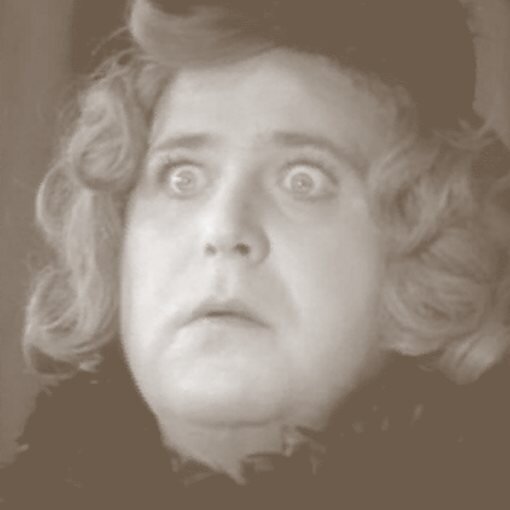 В Южно-Сахалинске псих сорвал выступление детского коллектива на фестивале в ТЦ из-за якобы непристойного вида танцовщицы
