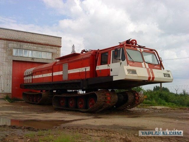 Почти ракетный комплекс МАЗ-7310 "Ураган". Аэродромная пожарная машина АА-60 посреди города