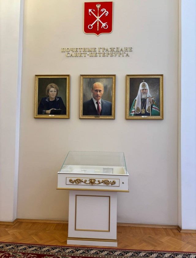 В Мариинском дворце Петербурга после ремонта перевесили портреты почетных жителей