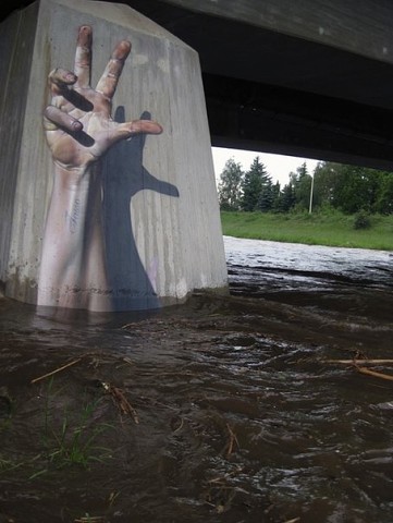 Художник рисует потрясающие картины у воды, стоя на доске для серфинга