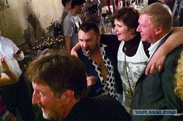 Шнуров раскритиковал звезд, агитирующих за поправки в Конституцию: «Вся элита, так сказать, на месте»