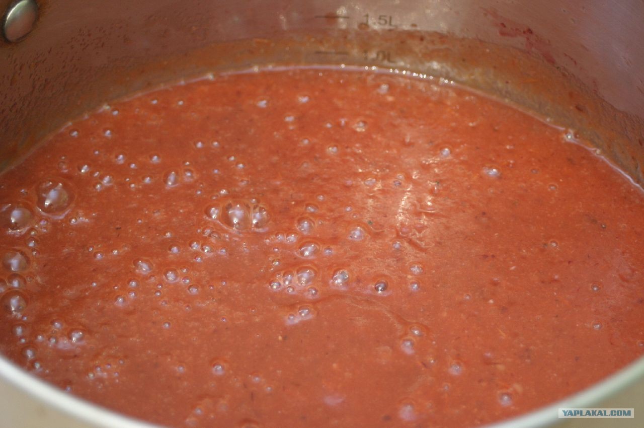 Подлива из сметаны и томатной пасты. Соус сметанный с томатом. Сметанный соус с томатной пастой. Соус для голубцов из томатной пасты и сметаны.