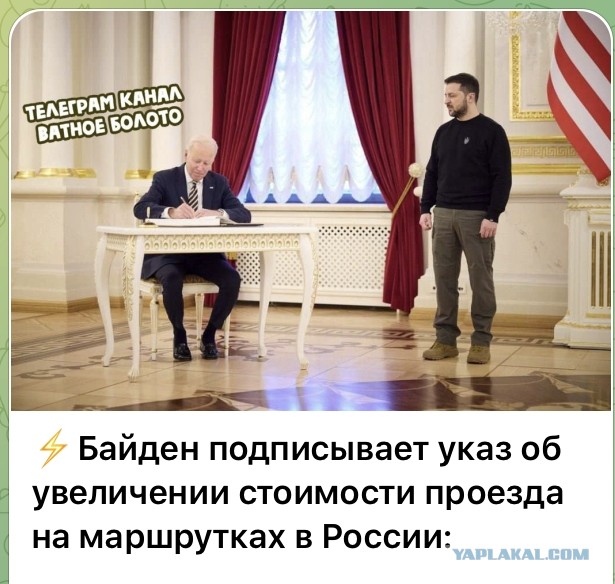 Люди в Берлине несут цветы к российскому танку