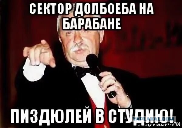 В Серове медики, пожарные и полицейские устроили спецоперацию по вызволению малыша из раскалённой до 50 градусов машины