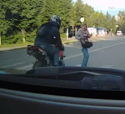 Мотоциклист сбил женщину