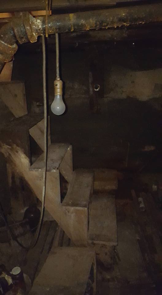 Случайно обнаружили заброшенный подвал в старом доме