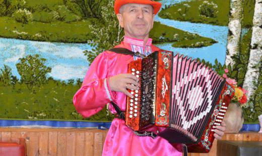 Русский народный танец девушек в светящихся платьях.