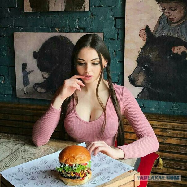 Домохозяйки. Готовят, убирают, отдыхают (вид сзади)