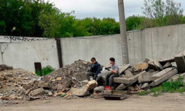 В Челябинске подростки решили своими силами сделать дорогу