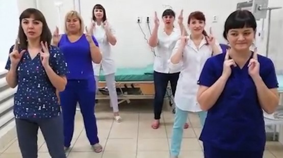 «В этой матке ты был господин»: акушерки из Барнаула сняли пародию на клип Бузовой