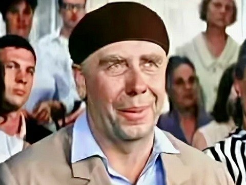 Ведущая магазина на диване нашла свою фишку