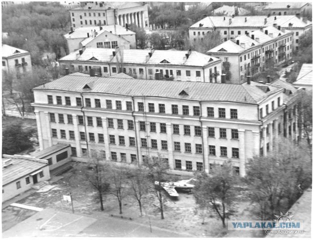 Самолет во дворе