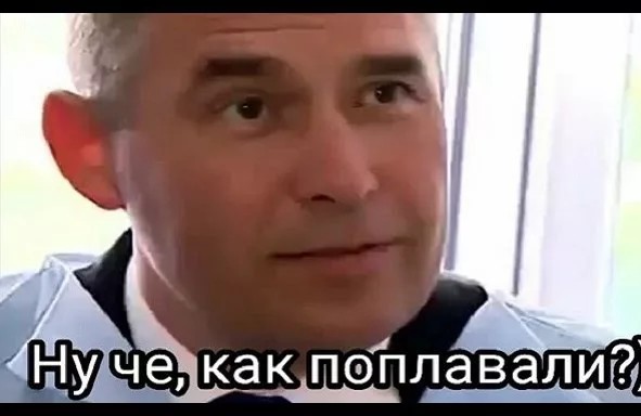 Маленькая девочка на большом надувном единороге была унесена морским течением и спасена местным паромом