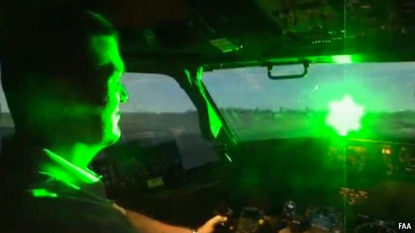 В Петербурге лазером ослепило выполнявшего посадку самолета пилота