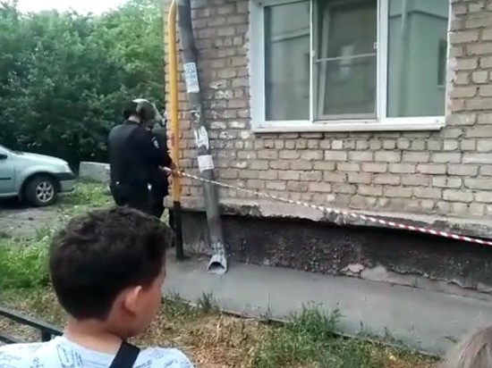 В Екатеринбурге на улице Бородина неизвестный мужчина открыл огонь из окна по людям.