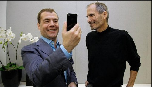 Медведев - первый обладатель iPhone 4 в России