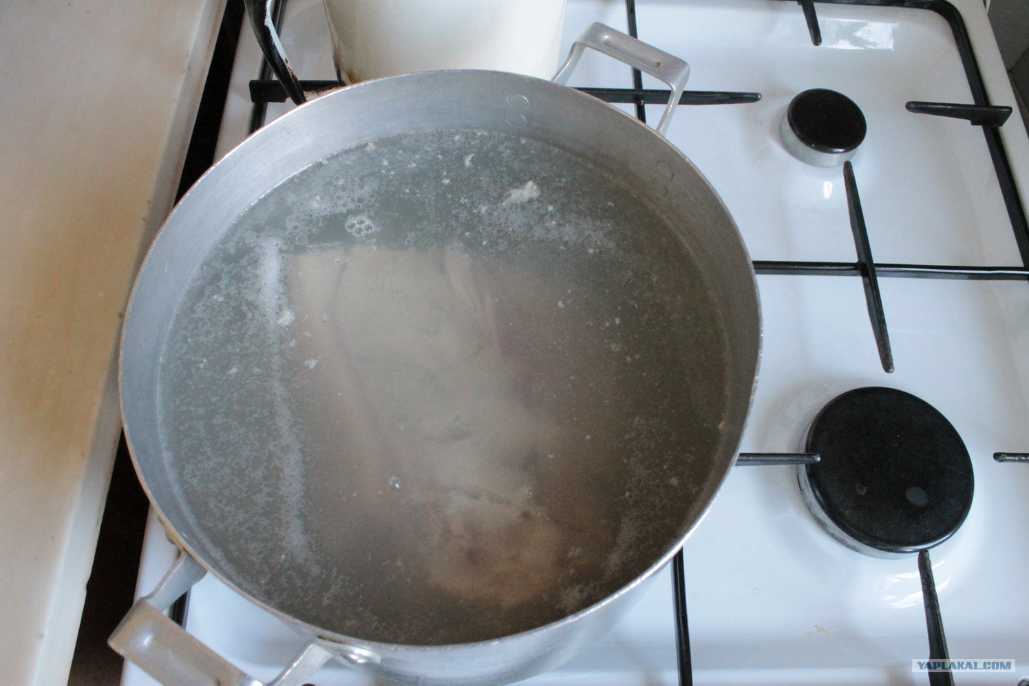 Можно готовить в алюминиевой посуде. Черные точки в алюминиевой кастрюле. Решетка в алюминиевый кастрюле. Посуда с отверстиями для варки бульона. Алюминиевая кастрюля с картошкой.