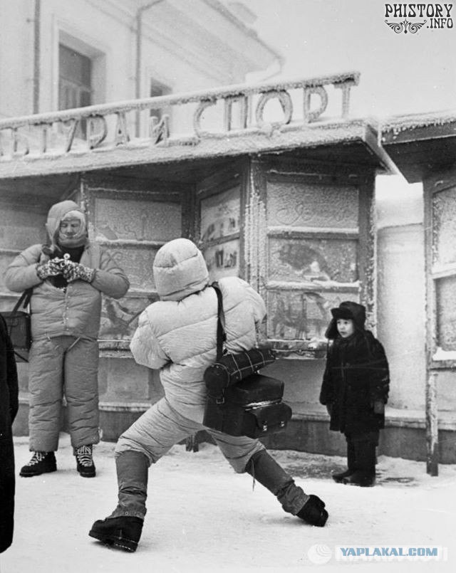 Несколько старых фото и люди на них.