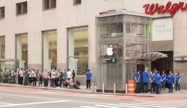 В Нью-Йорке у метро поставили поддельный Apple Store, к которому выстроилась очередь