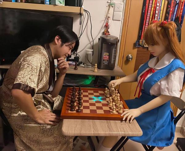 В семье китайца, женатого на секс-кукле, «родился» игрушечный ребенок