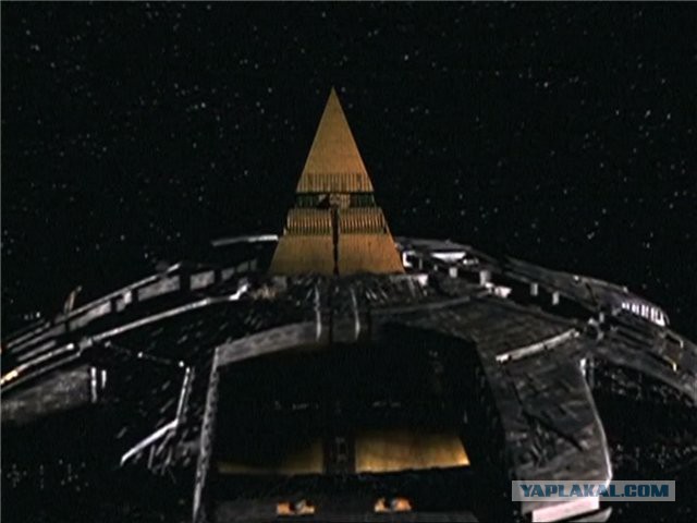 Чёрная пирамида на астероиде