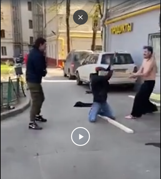 Товарищ с бревном ставит на чёрное. 16+