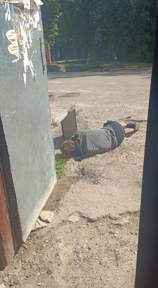 В Набережных Челнах пьяный мужчина застелил цветами выход из подъезда возлюбленной, но уснул