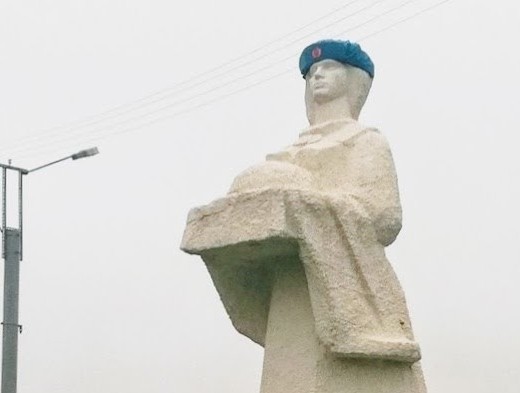 Петербургскому памятнику «Потерянной книге» кто-то заботливо связал тёплые носочки