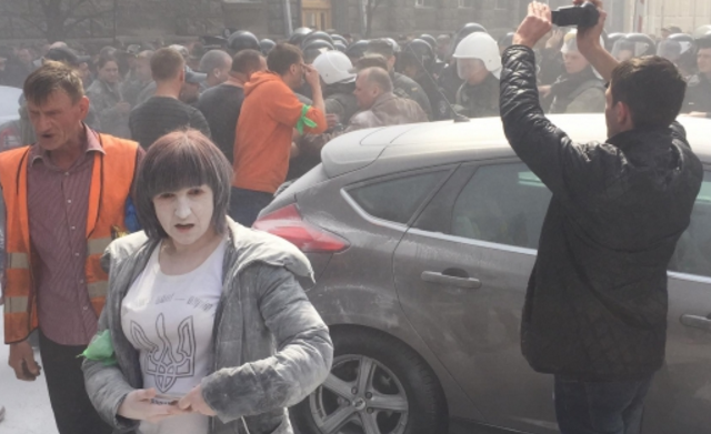 На Банковой активисты "Автомайдана" жгут шины