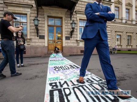 Портрет полковника Буданова рядом с мостом Кадырова закрасили чёрной краской