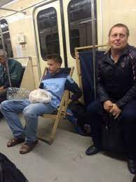 Турист установил в аэропорту надувной диван и лег спать, вызвав возмущение